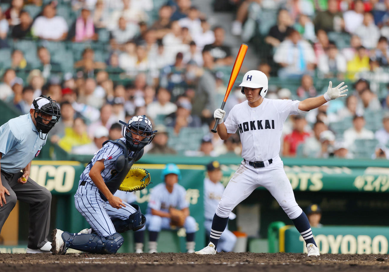 東海大熊本星翔対北海　5回裏北海1死三塁、佐藤の時、水野が暴投する。捕手比嘉（撮影・上山淳一）