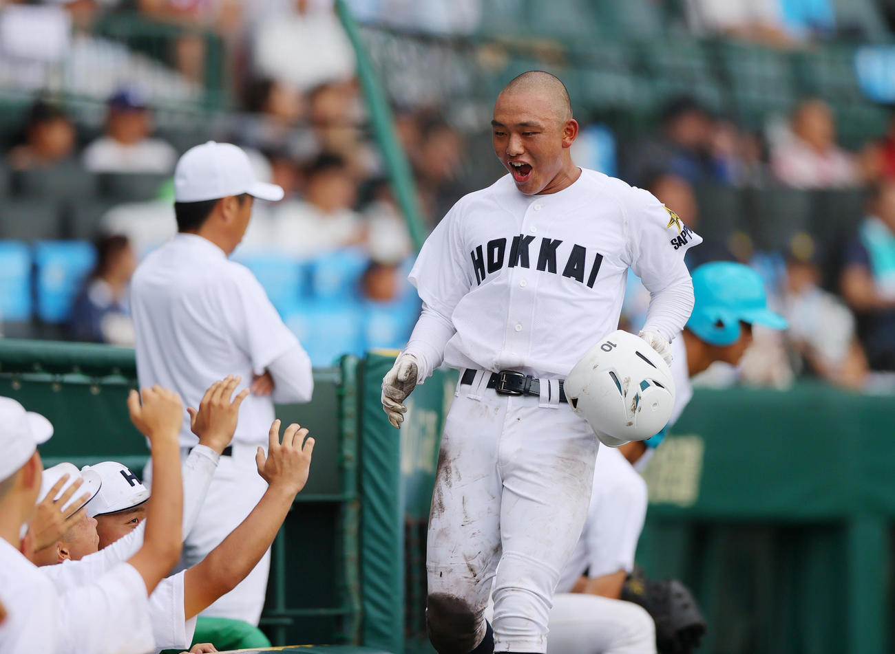 東海大熊本星翔対北海　5回裏北海無死一塁、一走浅水（中央）は小野の左適時二塁打で生還する（撮影・上山淳一）