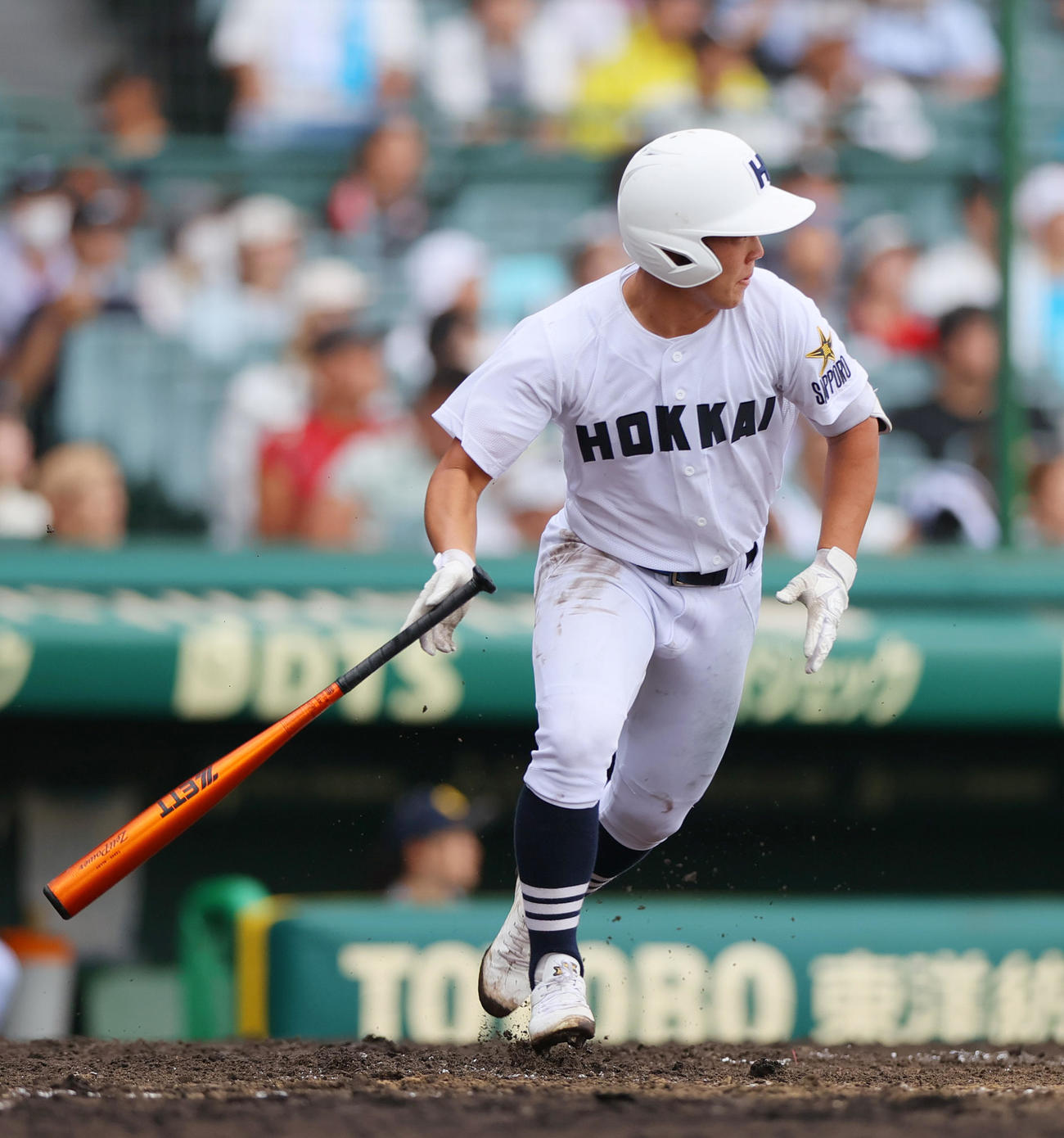 東海大熊本星翔対北海　5回裏北海1死、佐藤は左二塁打を放つ（撮影・上山淳一）