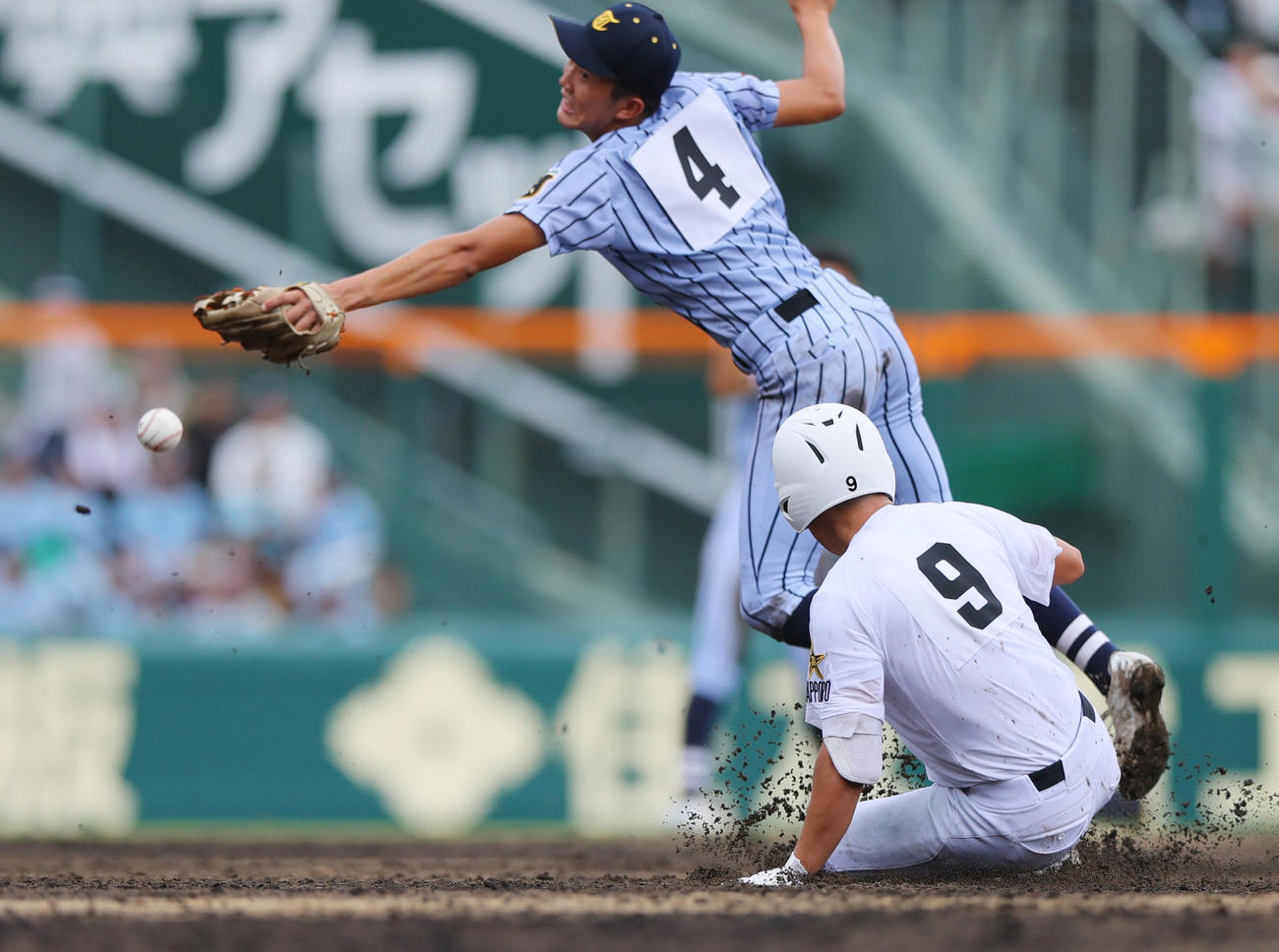 東海大熊本星翔対北海　5回裏北海1死佐藤は左二塁打を放ち二塁に向かう。左は二塁手堀田（撮影・上山淳一）