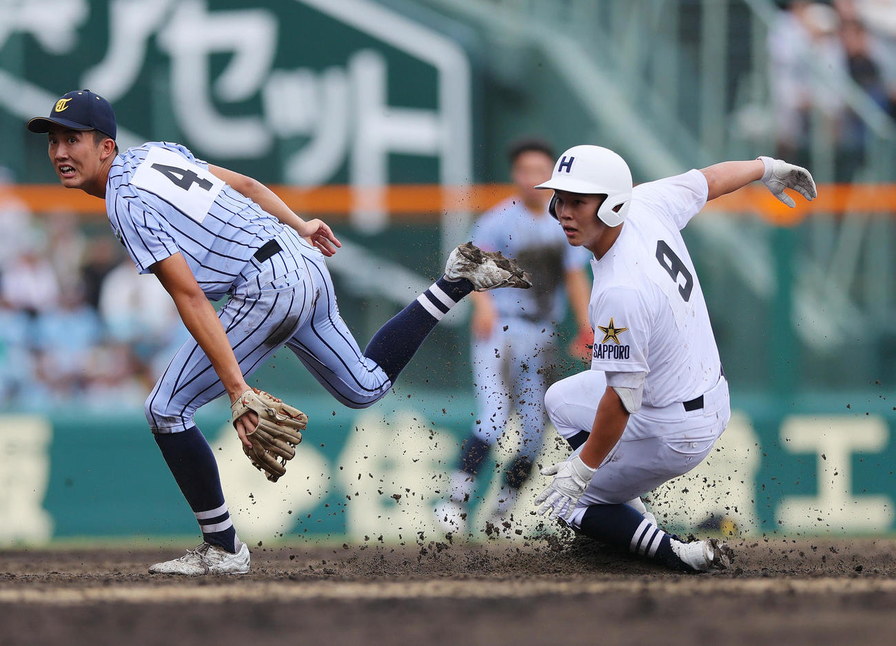 東海大熊本星翔対北海　5回裏北海1死佐藤は左二塁打を放ち二塁に向かう。左は二塁手堀田（撮影・上山淳一）