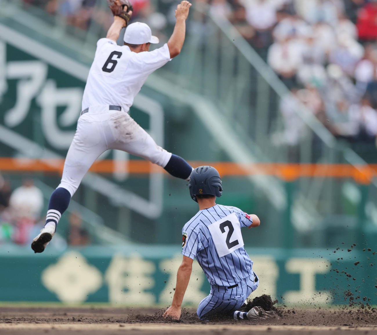 東海大熊本星翔対北海　7回表東海大熊本星翔無死一塁、緒方の送りバントを二塁に悪送球する浅水（撮影・上山淳一）