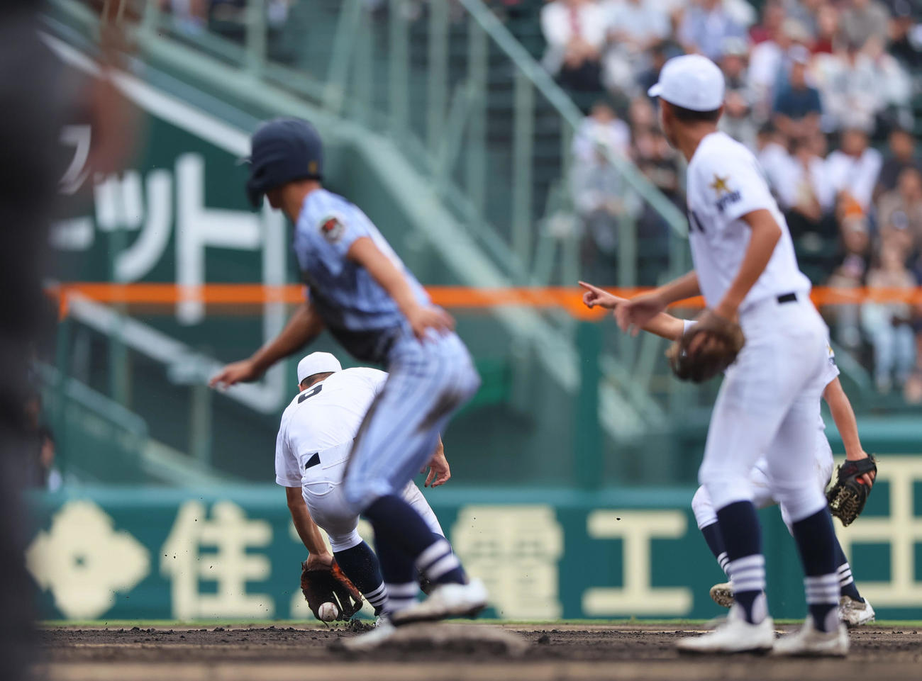 東海大熊本星翔対北海　7回表東海大熊本星翔1死二、三塁、遊撃手吉井（左）は長迫の打球を落球する（撮影・上山淳一）