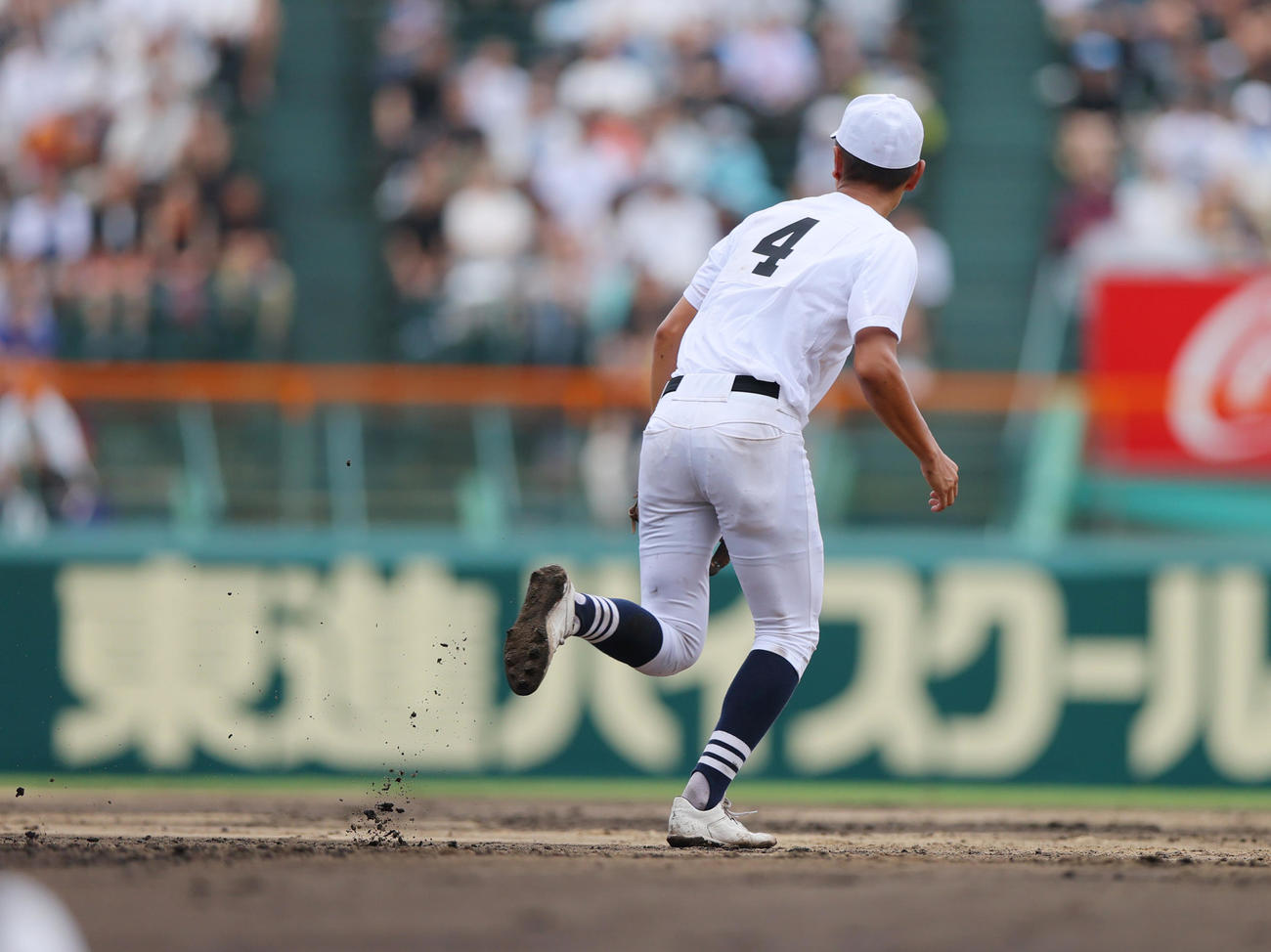 東海大熊本星翔対北海　7回表東海大熊本星翔1死一、二塁、大賀の打球を後逸する二塁手桜井（撮影・上山淳一）