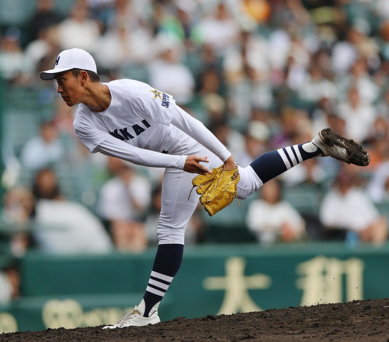 東海大熊本星翔対北海　7回表東海大熊本星翔1死一塁、浅水に代わり松田が登板する（撮影・上山淳一）