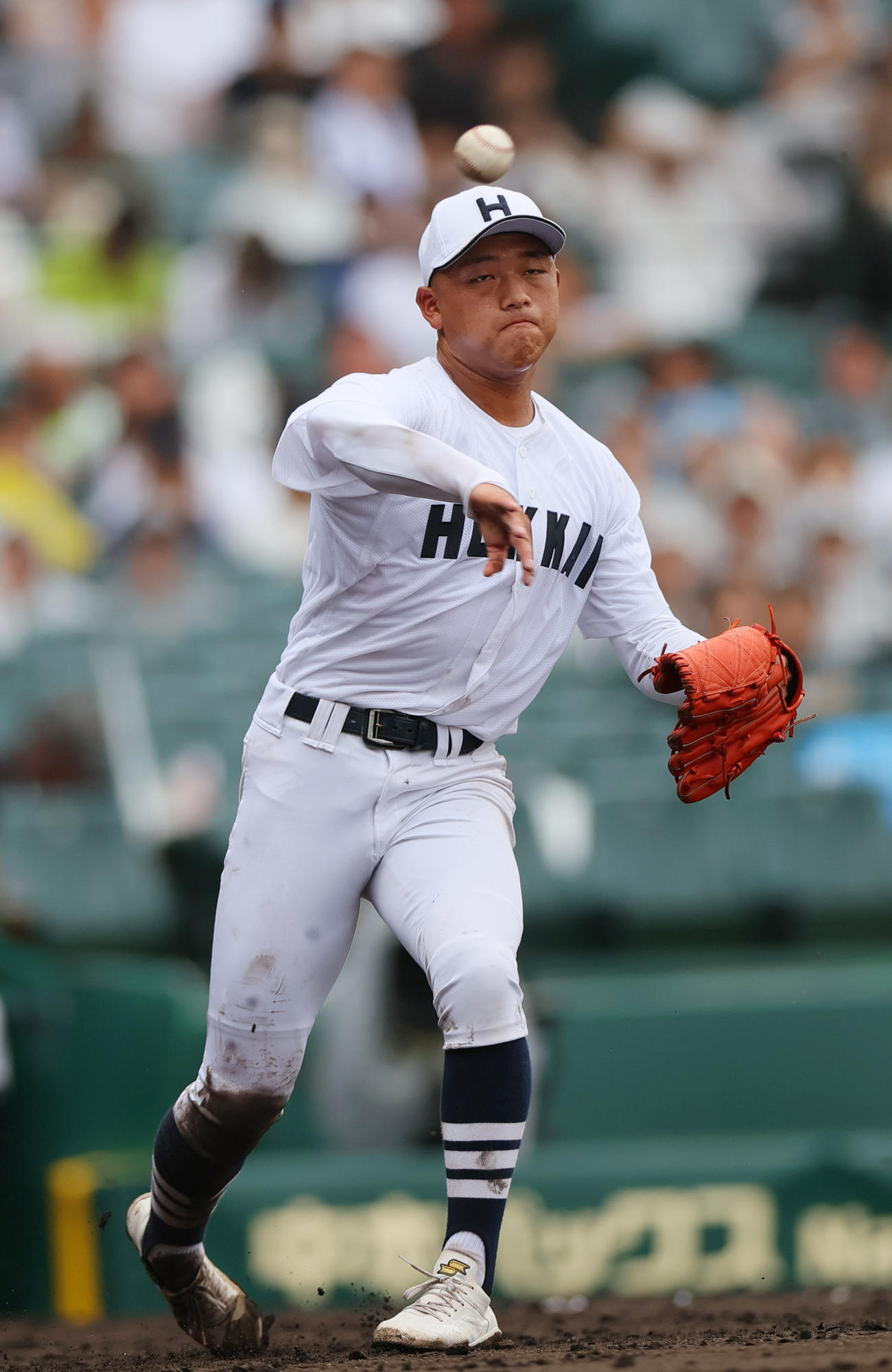 東海大熊本星翔対北海　4回表東海大熊本星翔1死一塁、投手小野は比嘉のバント処理する（撮影・上山淳一）