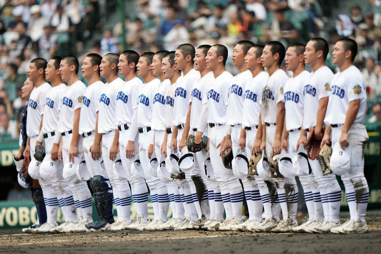 日大山形に勝利し校歌を歌う県岐阜商ナイン（撮影・小島史椰）