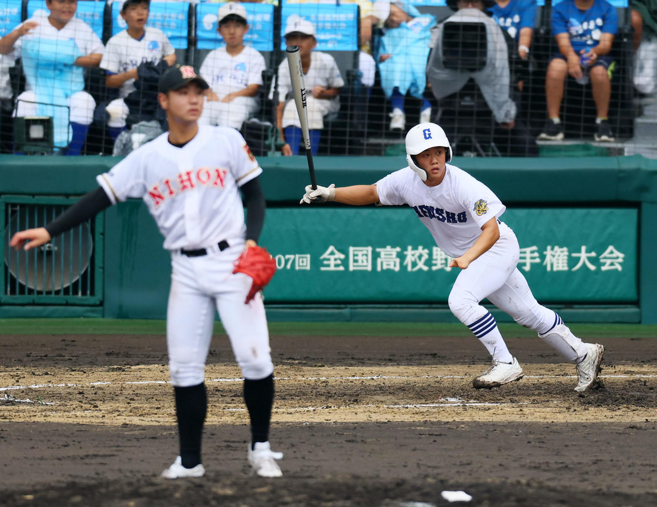 日大山形対県岐阜商　8回裏県岐阜商無死、横山は左前打を放つ。投手児玉（撮影・加藤哉）