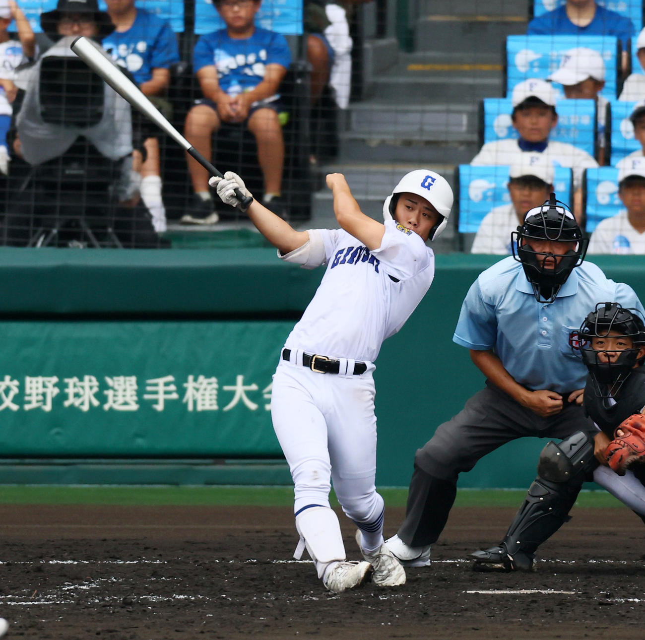 日大山形対県岐阜商　5回裏県岐阜商1死二塁、横山は右前適時打を放ち同点とする（撮影・加藤哉）