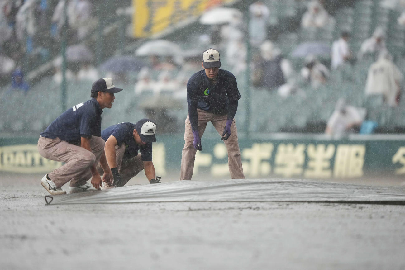 日大山形対県岐阜商　雨により一時中断（撮影・小島史椰）