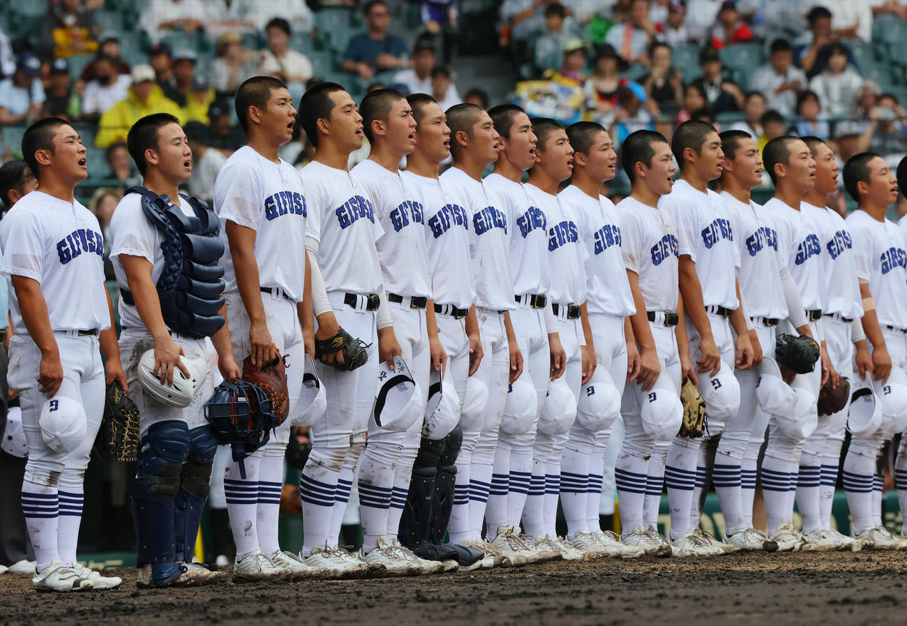日大山形対県岐阜商　日大山形に勝利し、校歌斉唱する県岐阜商ナイン（撮影・上山淳一）