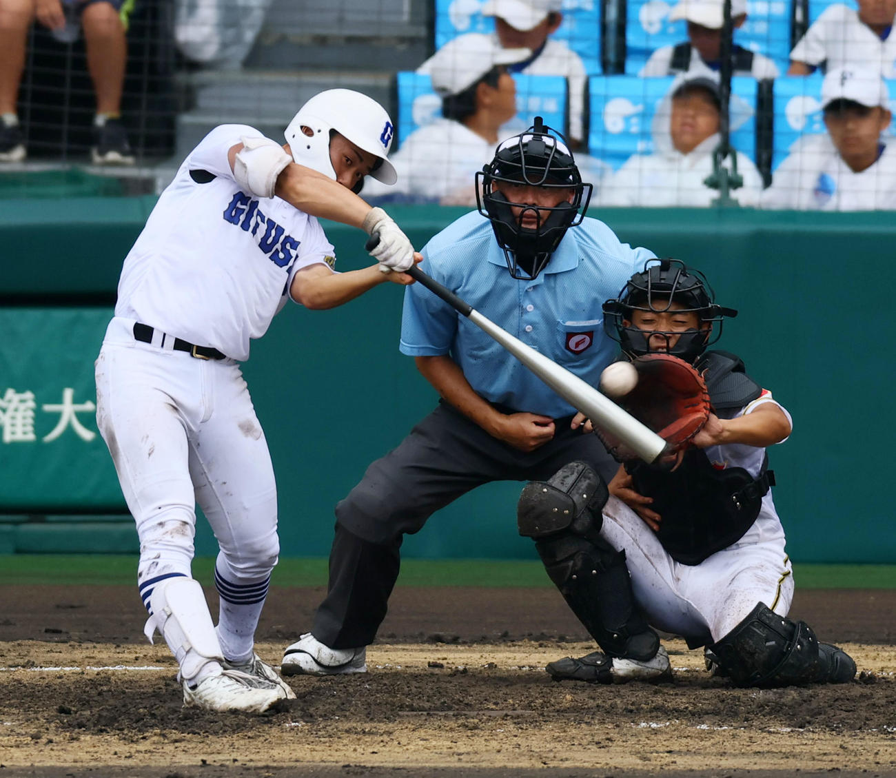日大山形対県岐阜商　8回裏県岐阜商無死、横山は左前打を放つ（撮影・加藤哉）