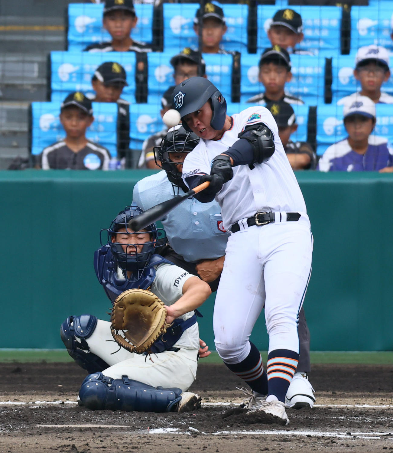 高川学園対未来富山　2回表高川学園無死、遠矢は右越えに本塁打を放つ（撮影・藤尾明華）