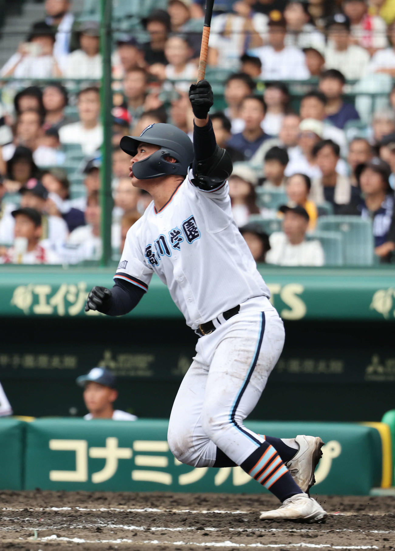 高川学園対未来富山　4回表高川学園2死満塁、応援団が応援を開始した最初の打者遠矢は中越えに走者一掃の適時二塁打を放つ（撮影・西尾就之）