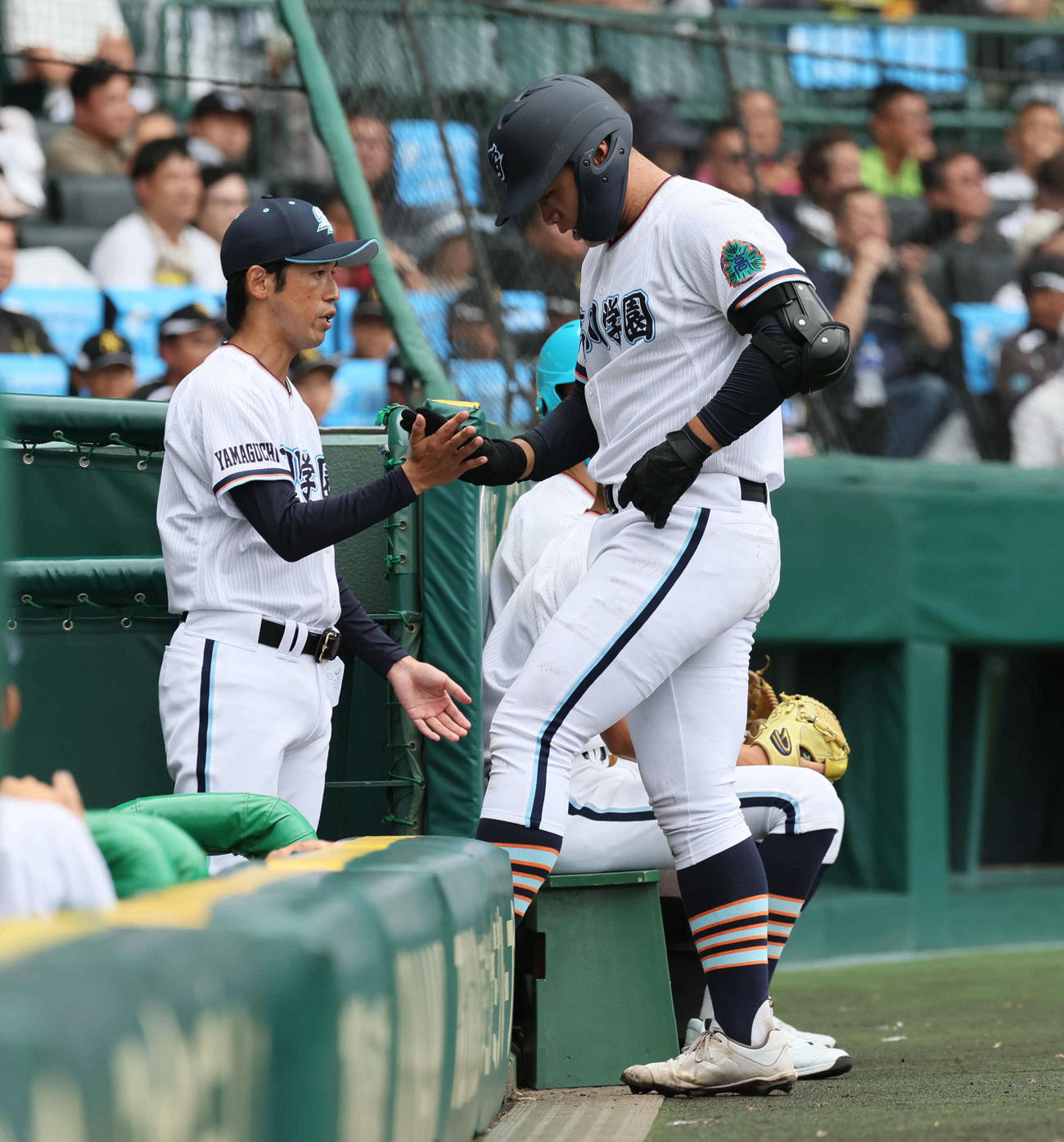 高川学園対未来富山　2回表高川学園無死、遠矢（右）は左越え本塁打を放ち、松本監督とタッチする（撮影・宮崎幸一)