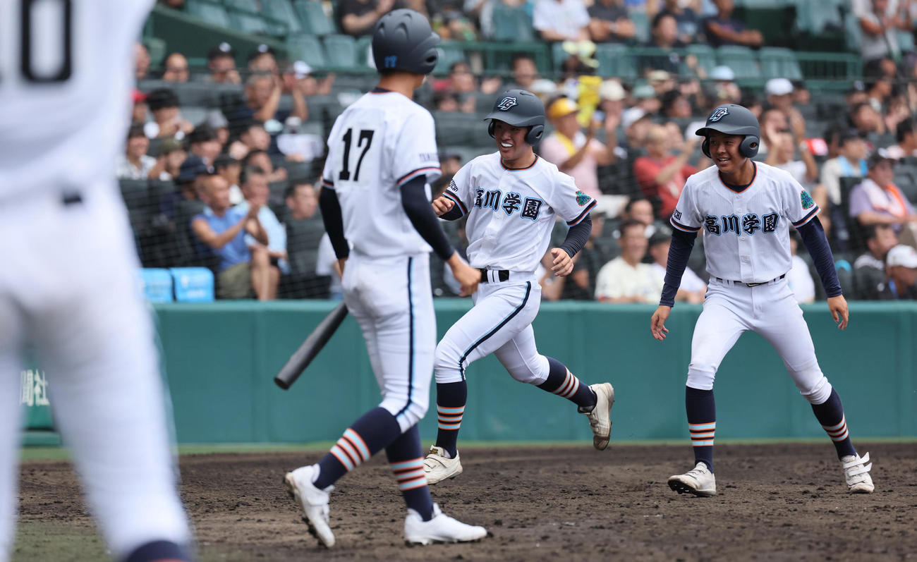 高川学園対未来富山　4回表高川学園2死満塁、衛藤（中央）は遠矢の中越え勝ち越し3点適時打で生還する（撮影・宮崎幸一)