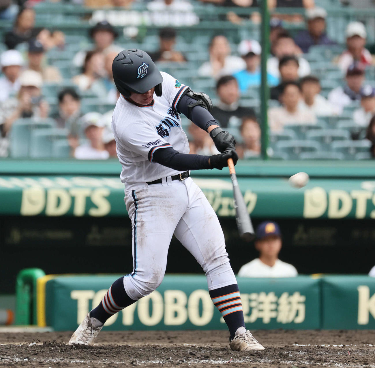 高川学園対未来富山　4回表高川学園2死満塁、遠矢は中越え勝ち越し3点適時打を放つ（撮影・宮崎幸一)