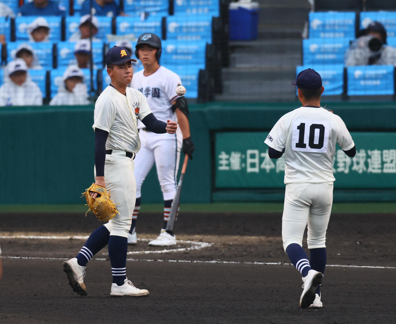 高川学園対未来富山　6回表途中、降板する未来富山・江藤（撮影・藤尾明華）