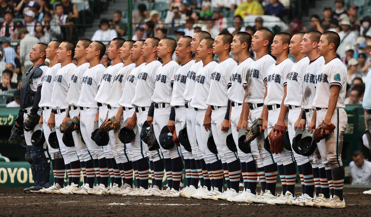 高川学園対未来富山　勝利した高川学園ナインは校歌をうたう（撮影・西尾就之）