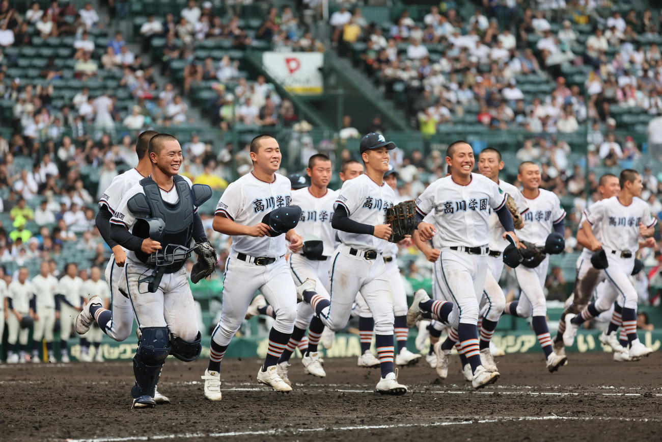 高川学園対未来富山　未来富山を下し駆けだす高川学園・遠矢（左）ら（撮影・宮崎幸一)