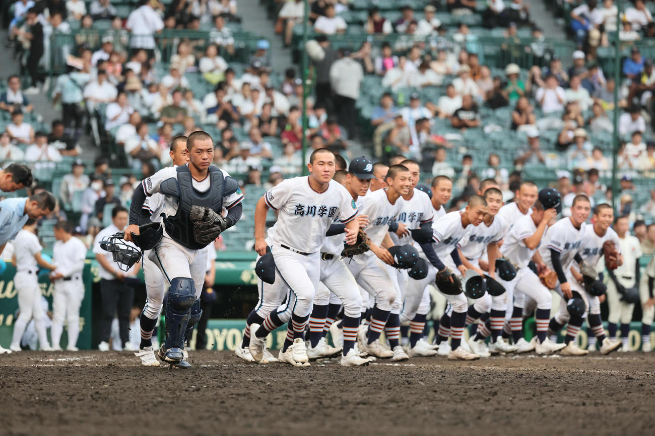 高川学園対未来富山　未来富山を下し駆けだす高川学園・遠矢（左）ら（撮影・宮崎幸一)