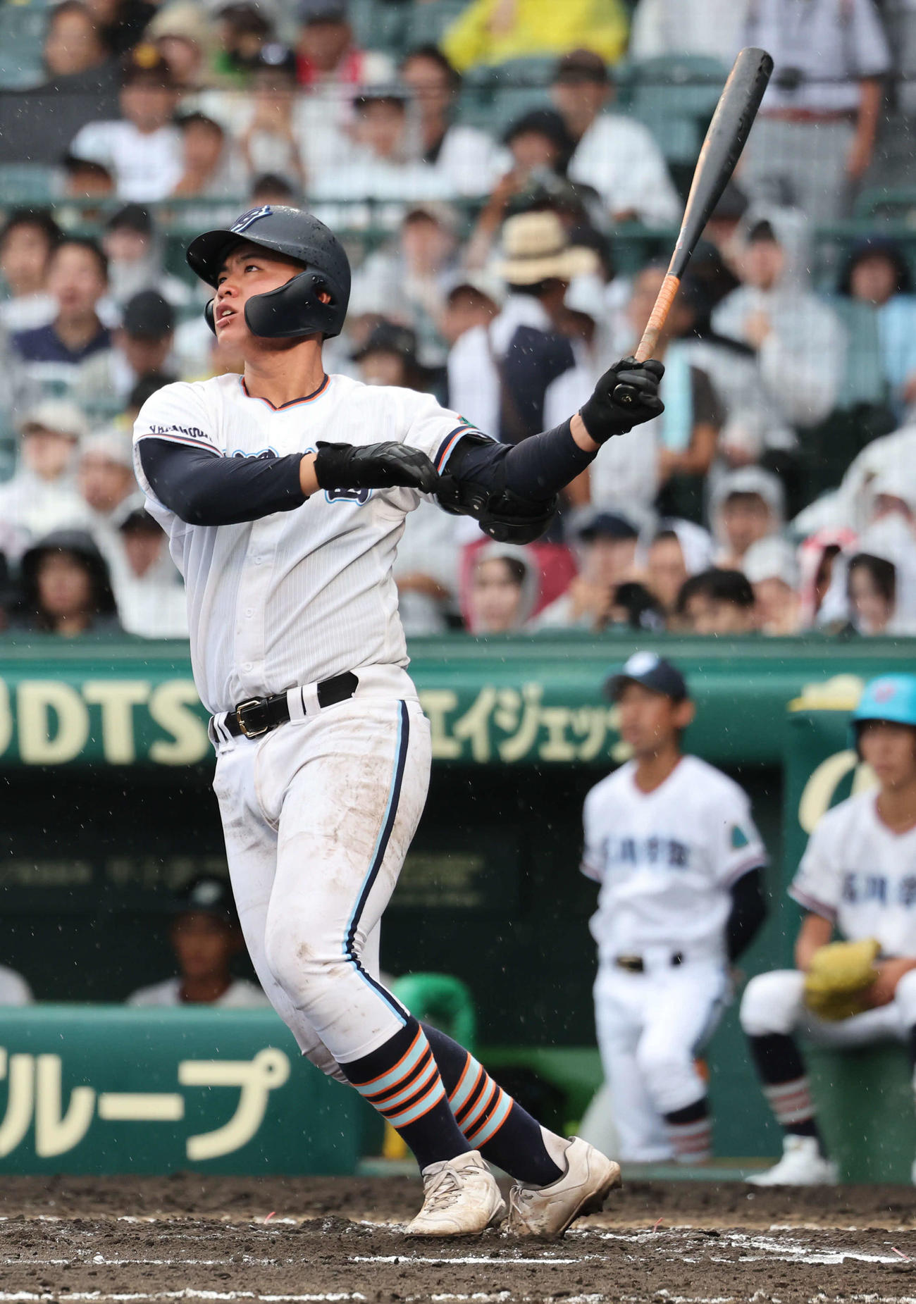 高川学園対未来富山　6回裏高川学園1死二塁、遠矢は左越えに適時二塁打を放つ（撮影・西尾就之）