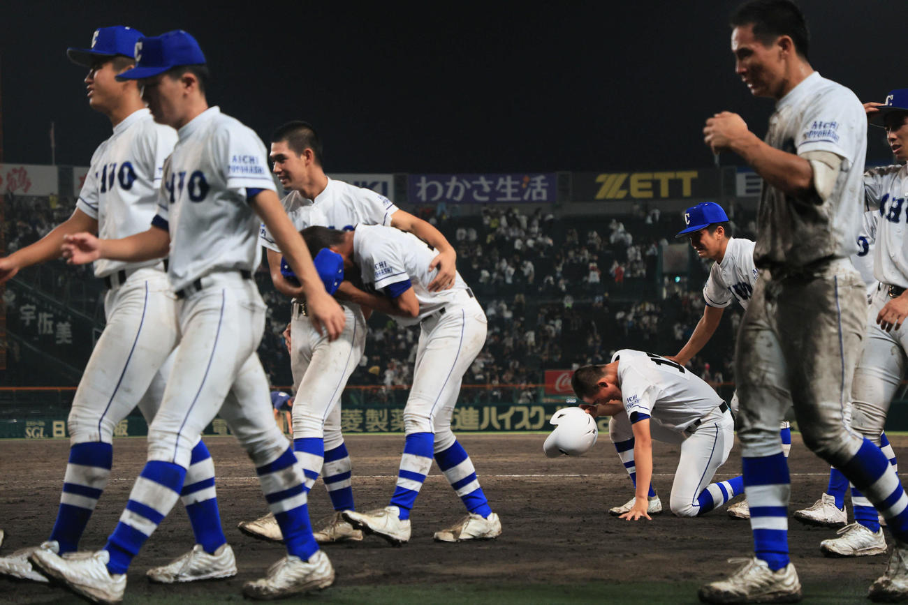 豊橋中央対日大三　敗れて引き揚げる豊橋中央ナイン（撮影・宮崎幸一)