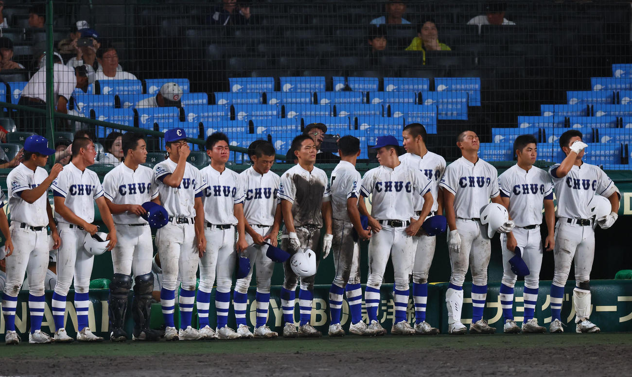 豊橋中央対日大三　日大三に敗れ、整列する豊橋中央ナイン（撮影・藤尾明華）