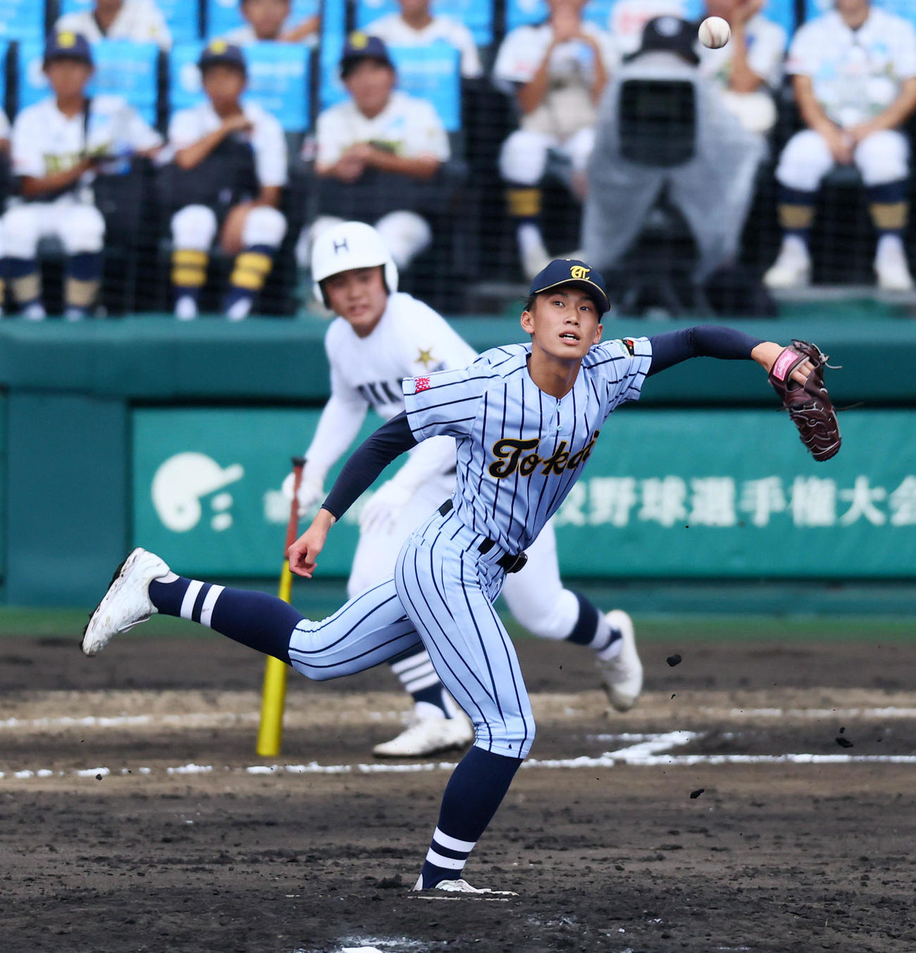 東海大熊本星翔対北海　6回裏北海1死、緒方は浅水の打球にグラブを出したが捕球出来ず二塁内野安打となる（撮影・加藤哉）