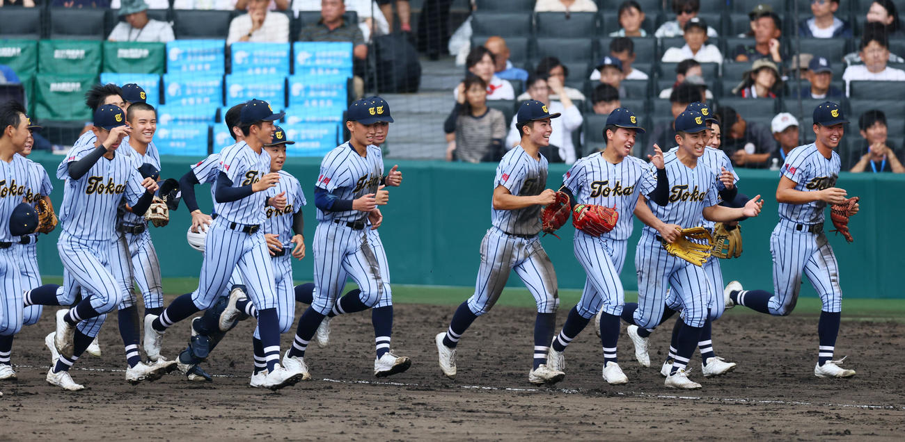 東海大熊本星翔対北海　北海に勝利しアルスススタンドへあいさつに向かう東海大熊本星翔ナイン（撮影・加藤哉）