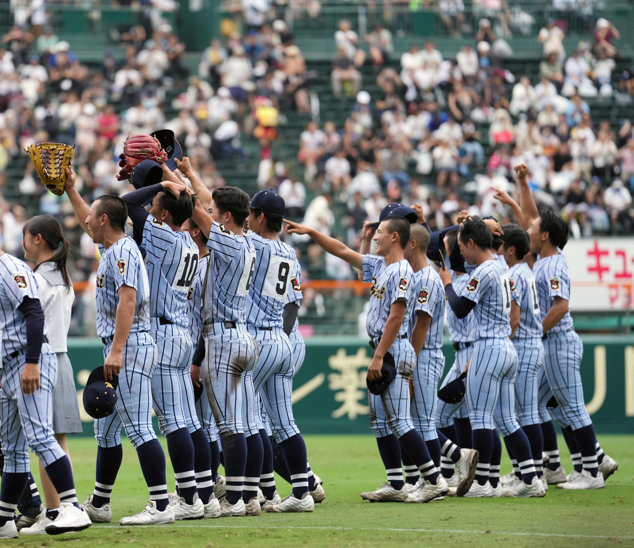 東海大熊本星翔対北海　北海に勝利し、アルプススタンドに笑顔を見せる東海大熊本星翔ナイン（撮影・小島史椰）