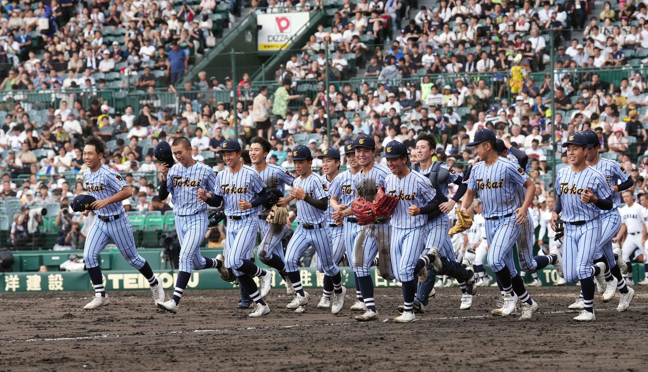 東海大熊本星翔対北海　北海に勝利し、駆け出す東海大熊本星翔ナイン（撮影・小島史椰）
