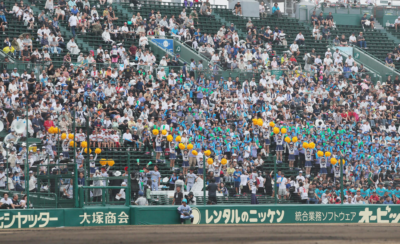 東海大熊本星翔対北海　グラウンドの選手らに声援を送る東海大熊本星翔アルプスの応援団（撮影・上山淳一）