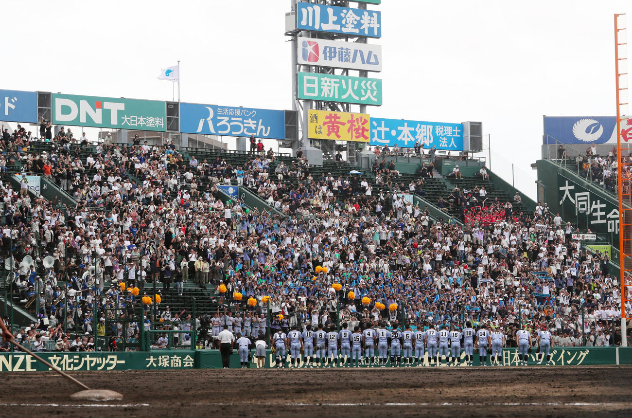 東海大熊本星翔対北海　北海に勝利し、応援団にあいさつする東海大熊本星翔ナイン（撮影・上山淳一）