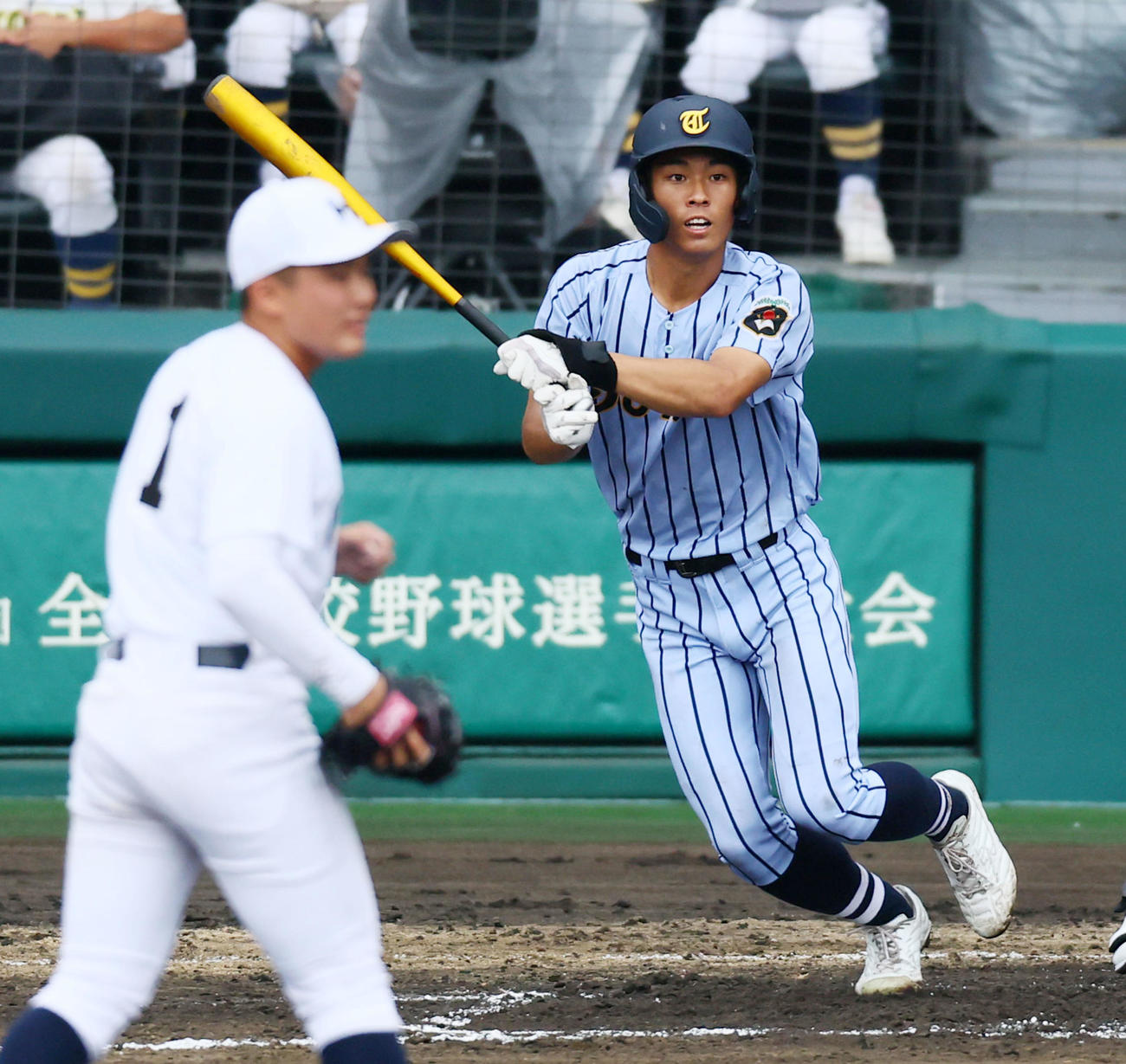 東海大熊本星翔対北海　6回裏東海大熊本星翔1死一、二塁、平仲は中前適時打を放つ。投手浅水（撮影・加藤哉）
