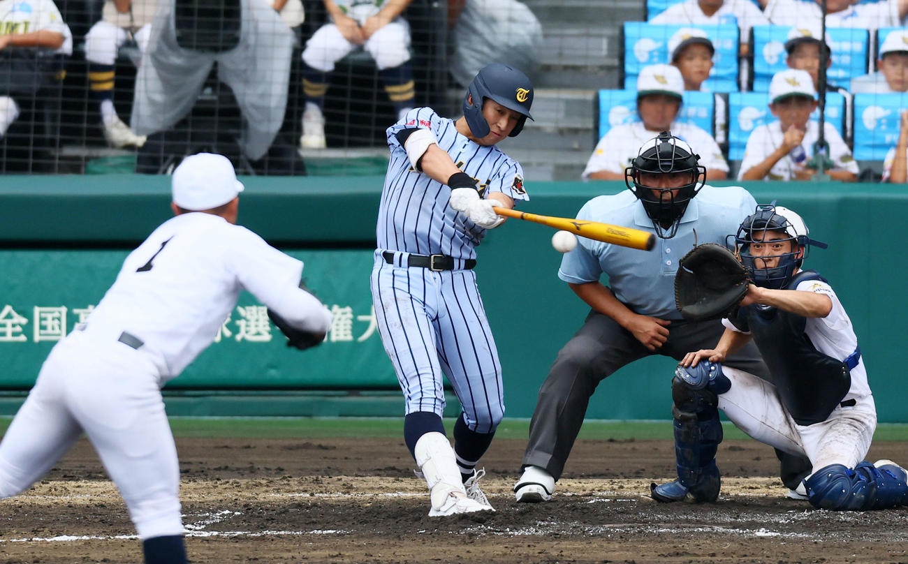 東海大熊本星翔対北海　6回裏東海大熊本星翔1死一、二塁、大賀は二塁のエラーで出塁。投手浅水（撮影・加藤哉）