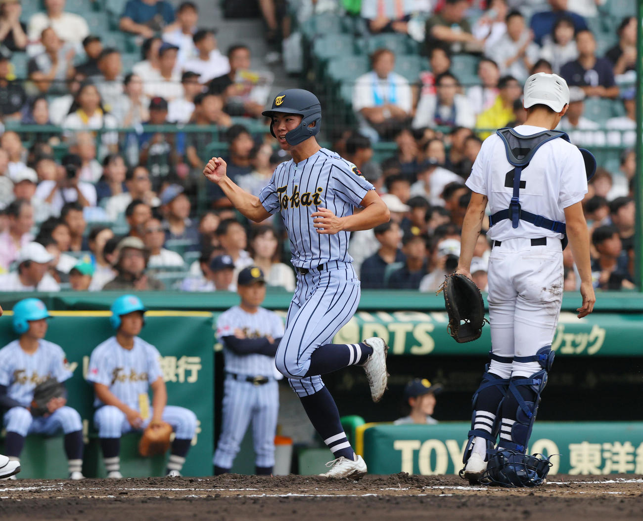 東海大熊本星翔対北海　1回表東海大熊本星翔1死一、三塁、三走福島は大賀の左前適時打で生還する。右は捕手長南（撮影・上山淳一）
