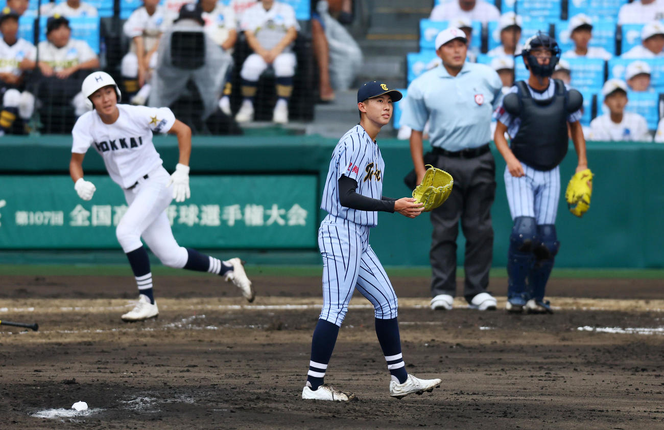 東海大熊本星翔対北海　3回裏北海2死一、三塁、桜井を左飛に仕留め手をたたく東海大熊本星翔・水野（撮影・加藤哉）