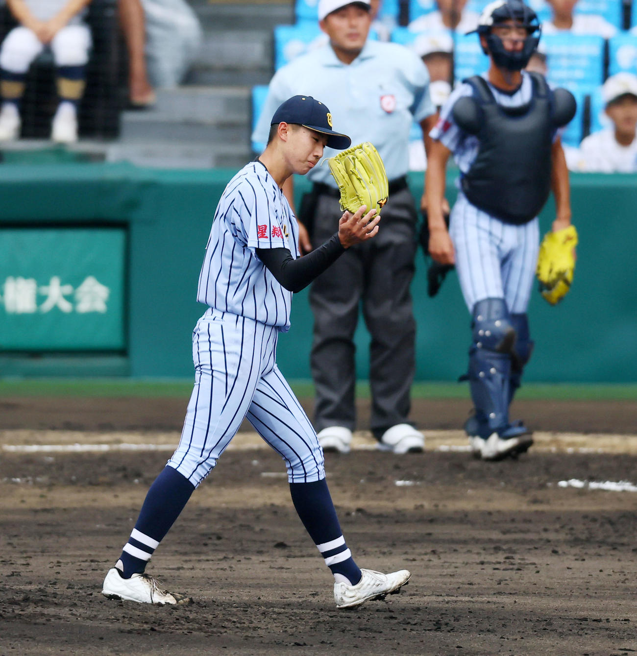 東海大熊本星翔対北海　3回裏北海2死一、三塁、桜井を左飛に仕留め手をたたく東海大熊本星翔・水野（撮影・加藤哉）
