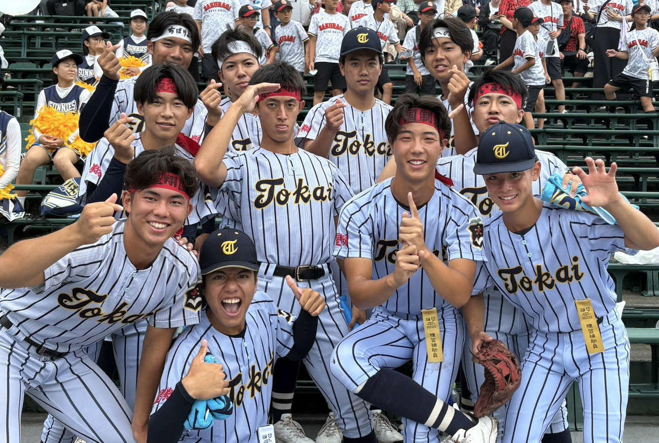 応援に臨む東海大熊本星翔の3年生部員たち（撮影・山本佳央）