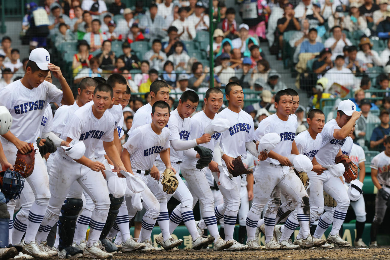 日大山形対県岐阜商　日大山形に勝利し、スタンドの応援団の元へ駆け出す県岐阜商ナイン（撮影・上山淳一）