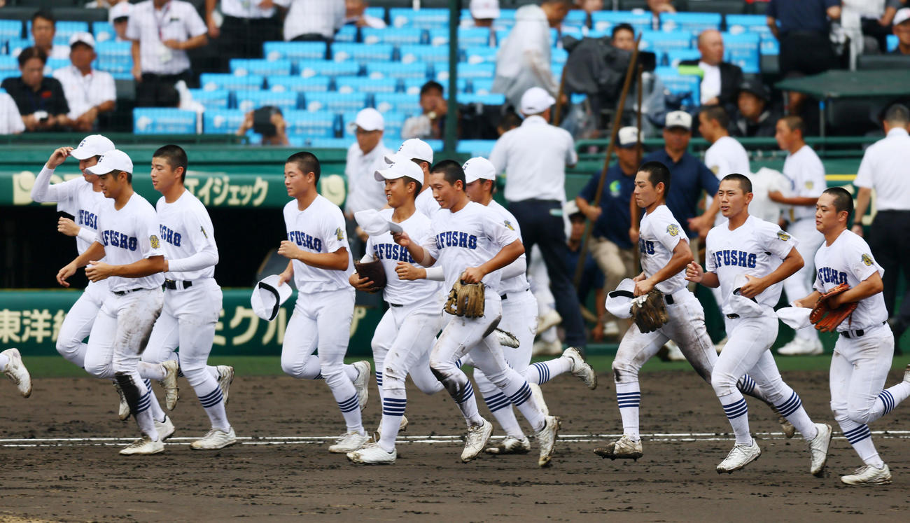 日大山形対県岐阜商　日大山形に勝利しアルプススタンドへあいさつに向かう県岐阜商ナイン（撮影・加藤哉）