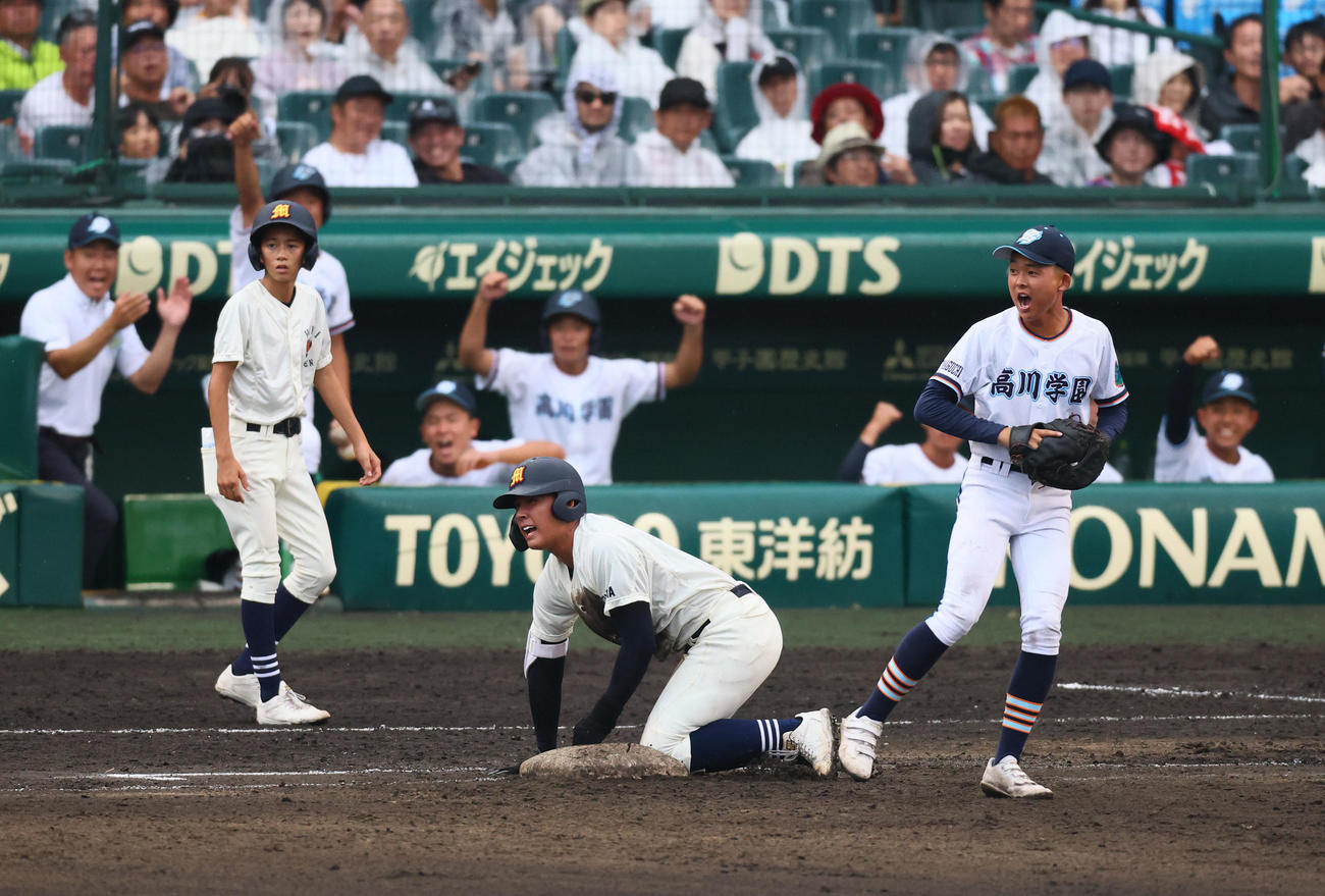 高川学園対未来富山　7回裏未来富山1死一、三塁、一ゴロ併殺に倒れた江藤（撮影・藤尾明華）