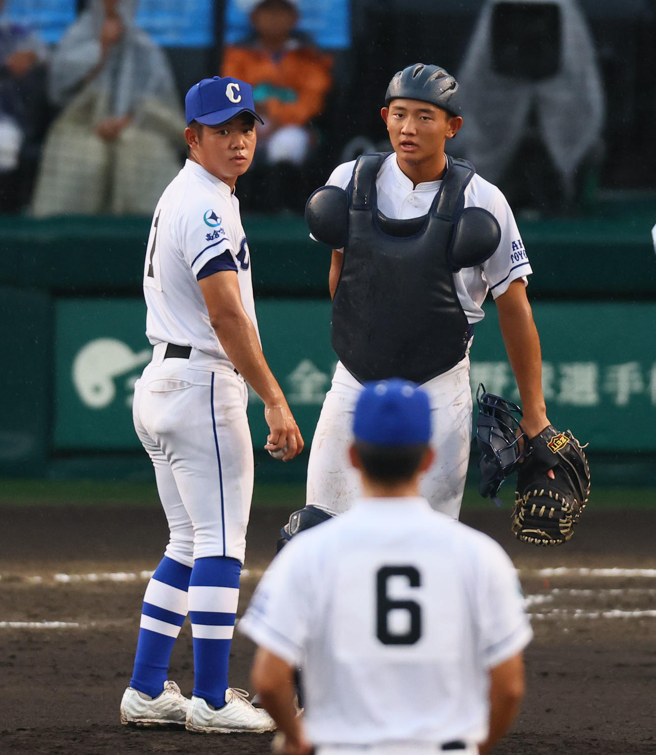 豊橋中央対日大三　2回、高橋（左）に声をかける松井（撮影・藤尾明華）