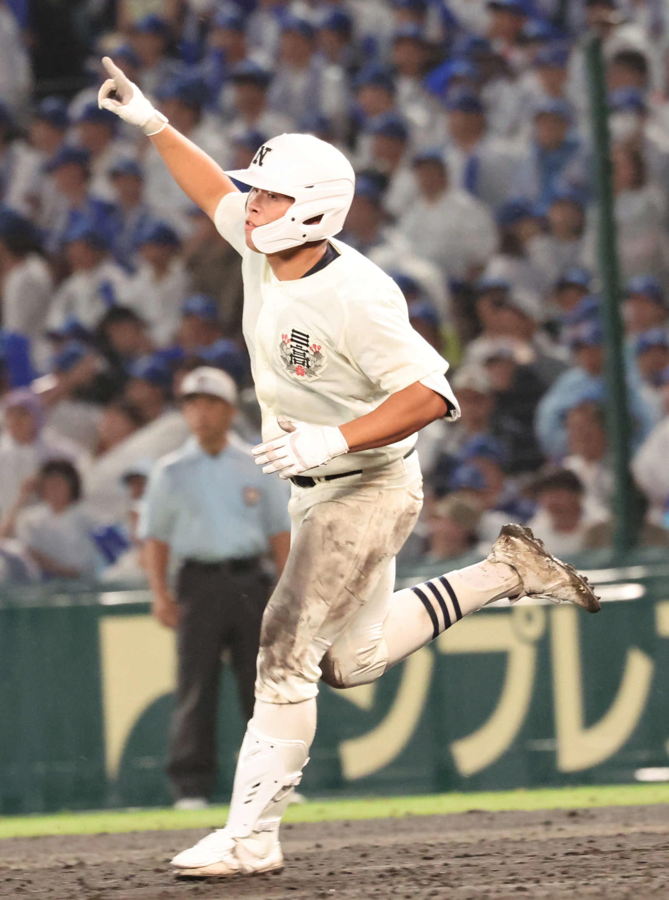 日大三対豊橋中央　8回裏日大三無死、田中諒は左中間に本塁打を放ち指を突き出しながら一塁を回る（撮影・西尾就之）