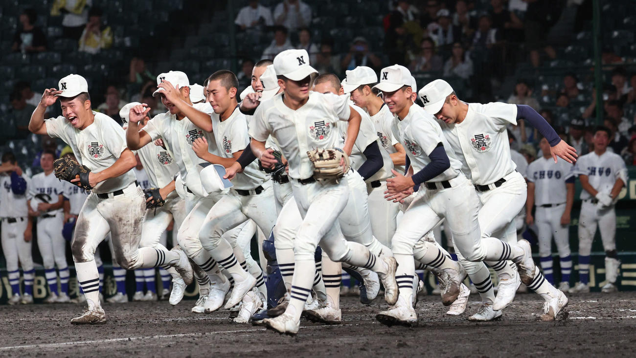 日大三対豊橋中央　勝利を収めた日大三ナインは応援団の前に向けダッシュ（撮影・西尾就之）