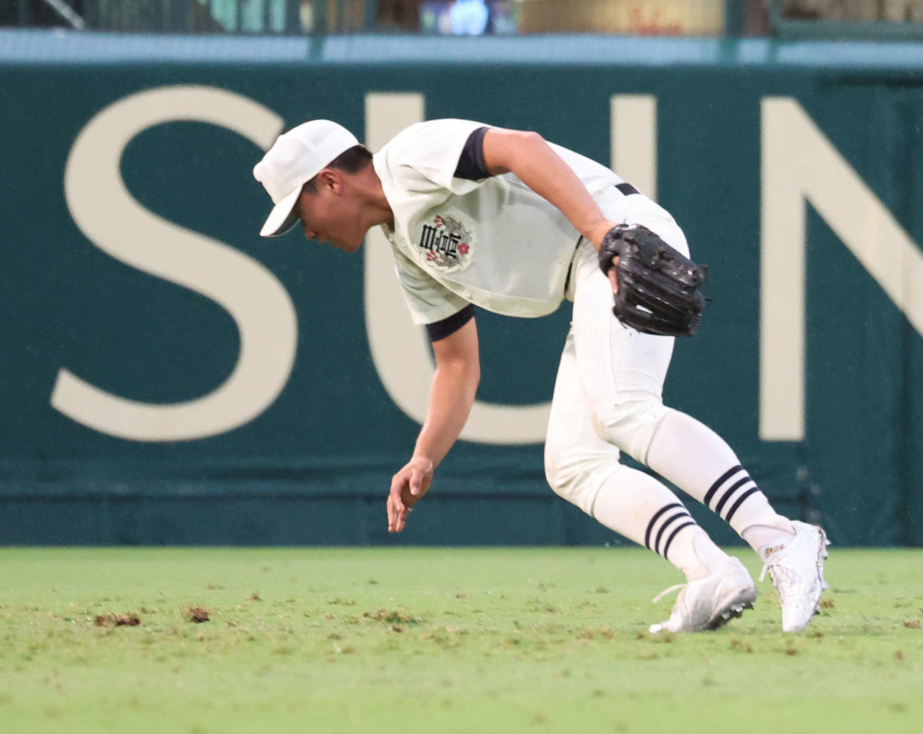 日大三対豊橋中央　6回表豊橋中央1死二、三塁、代打小原の打球を左翼手嶌田が後逸、フェンスまで転がる間に2者が生還（撮影・西尾就之）