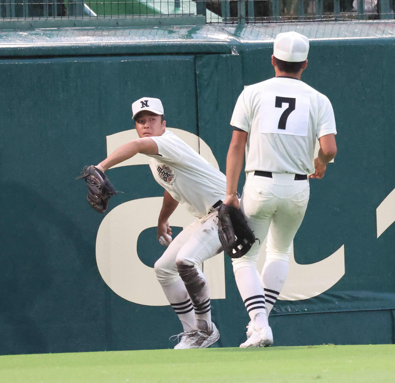 日大三対豊橋中央　6回表豊橋中央1死二、三塁、代打小原の打球を左翼手嶌田が後逸、フェンスまで転がる間に2者が生還。返球する中堅手本間（撮影・西尾就之）