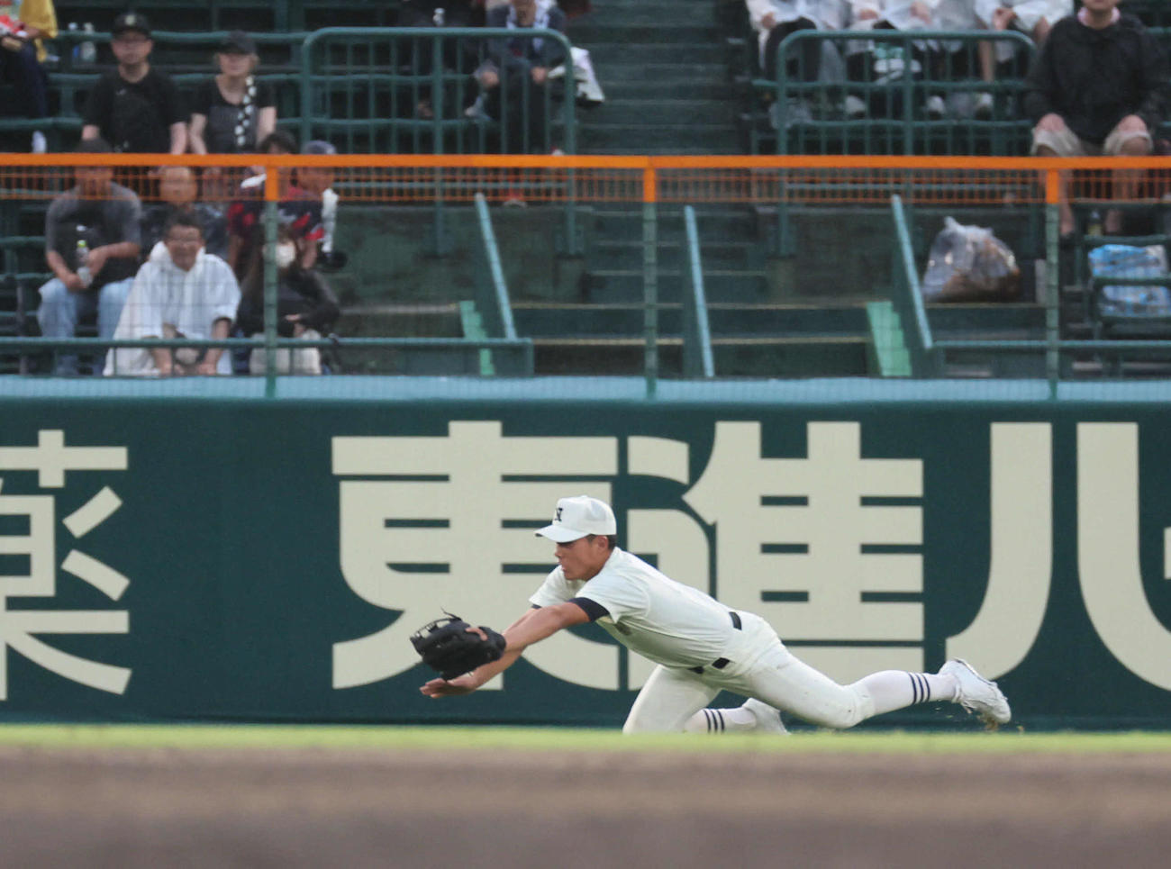 豊橋中央対日大三　6回表豊橋中央1死二、三塁、小原圭大郎の左翼への打球を後逸する嶌田大翔（撮影・宮崎幸一)