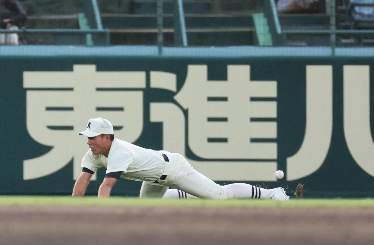 豊橋中央対日大三　6回表豊橋中央1死二、三塁、小原圭大郎の左翼への打球を後逸する嶌田大翔（撮影・宮崎幸一)